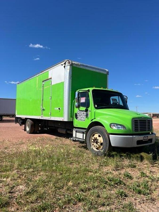 Used 2009 Freightliner Business Class Box Truck