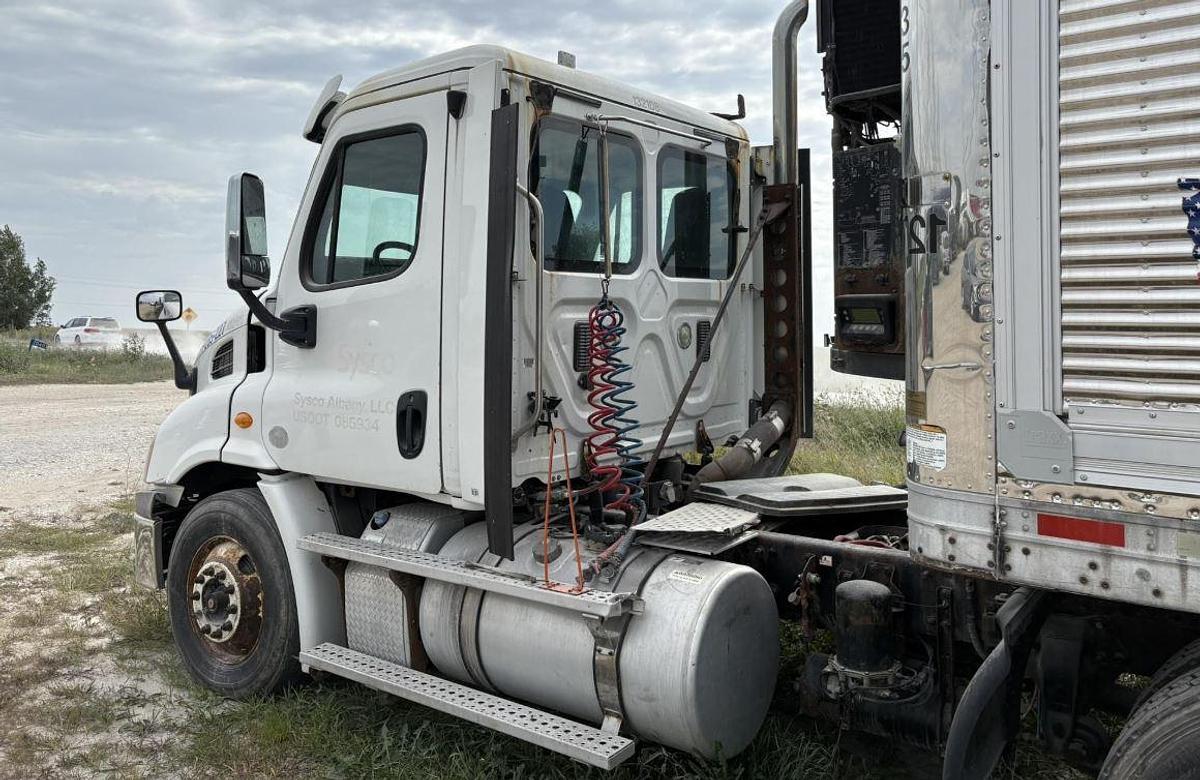 Used 2013 Freightliner Cascadia 113 Day Cab Semi Truck