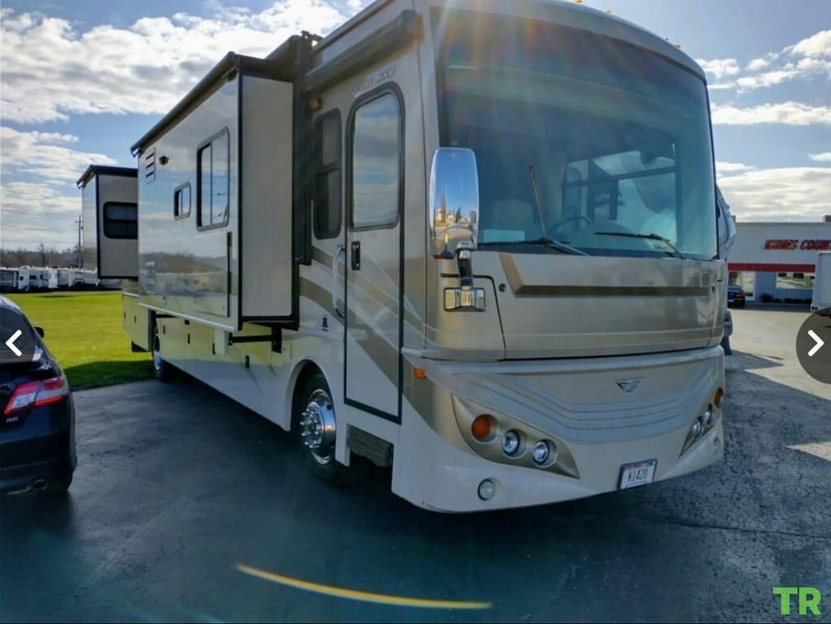 Used 2009 Fleetwood Expedition 38R Class A Diesel Pusher