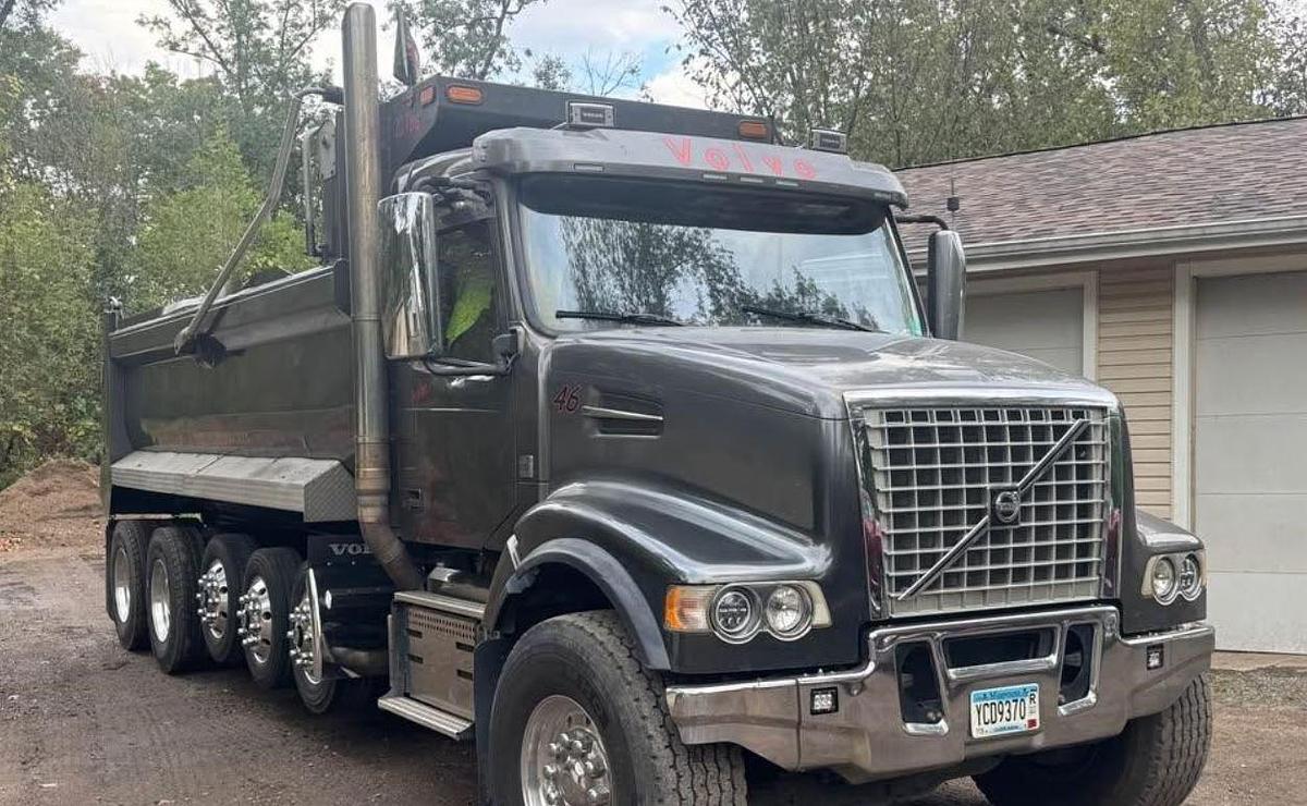 Used 2018 Volvo VHD64B300 Sleeper Semi Truck