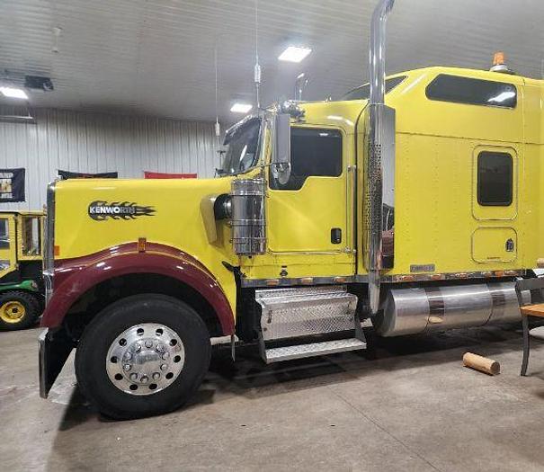 Used 2006 KENWORTH W900B with a 2006 Wilson Trailer