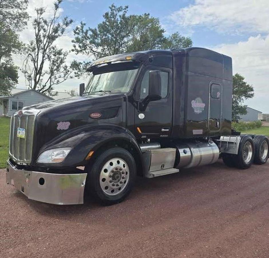 Used 2017 Peterbilt 579 Sleeper Semi Truck