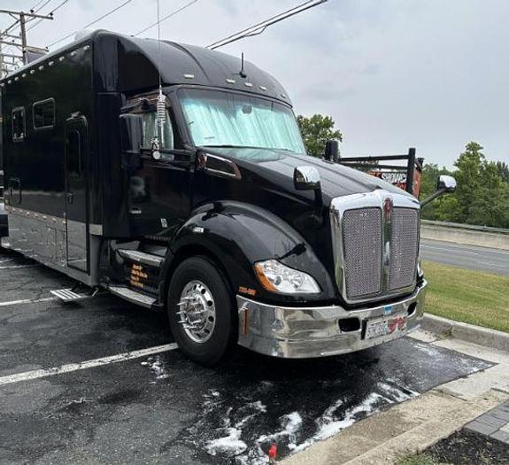 Used 2015 KENWORTH T680 156in ARI Custom Sleeper
