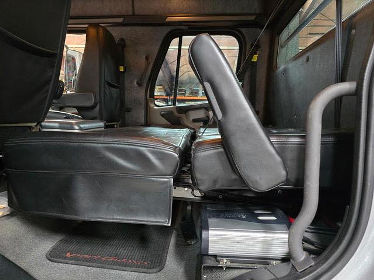 Used 2014 Freightliner Sport Chassis w/ 40' TPD Gooseneck Stacker