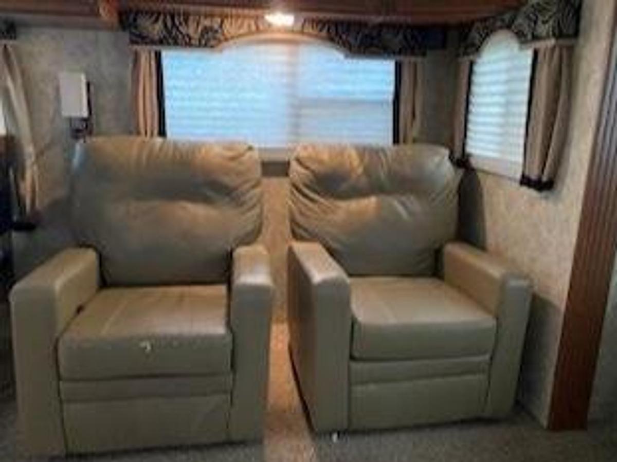 Used 2012 Keystone Montana Hickory Edition 33582RL Fifth Wheel