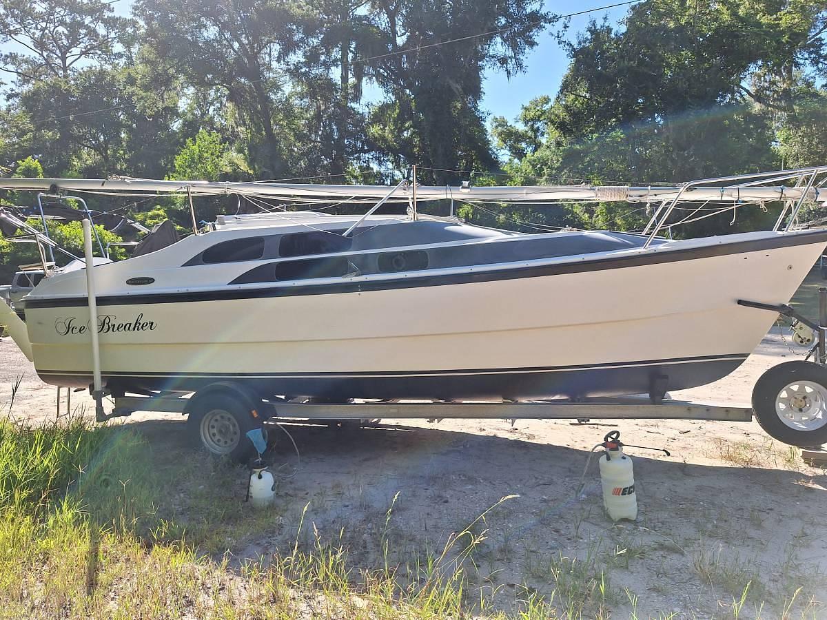 Used 2011 MacGregor M26 Powersailer • 90 HP Evinrude • Trailer Included • Sleeps 6