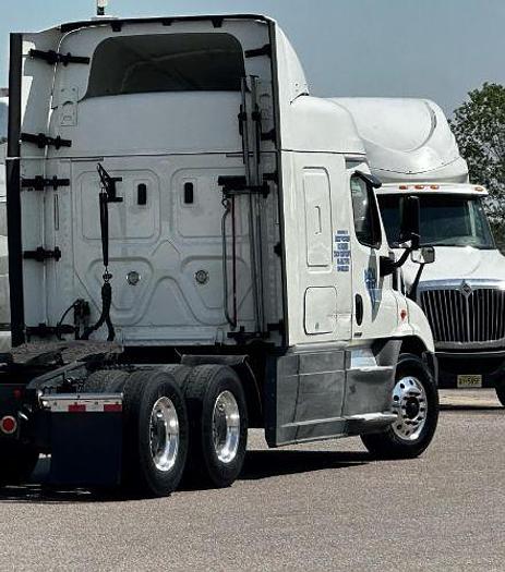 Used 2018 Freightliner CASCADIA 113