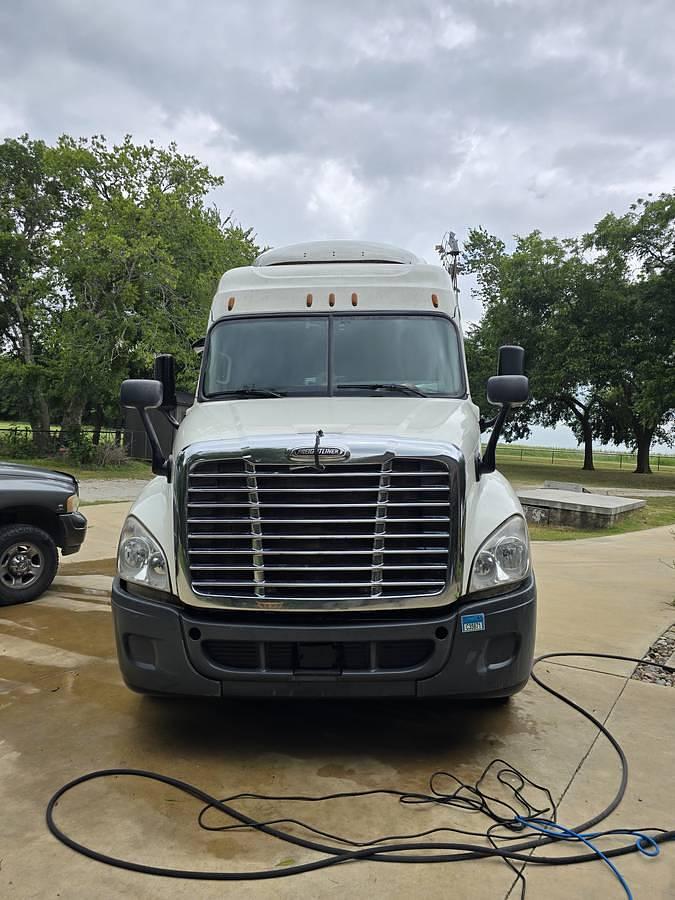 Used 2015 Freightliner Cascadia Conventional Sleeper Semi