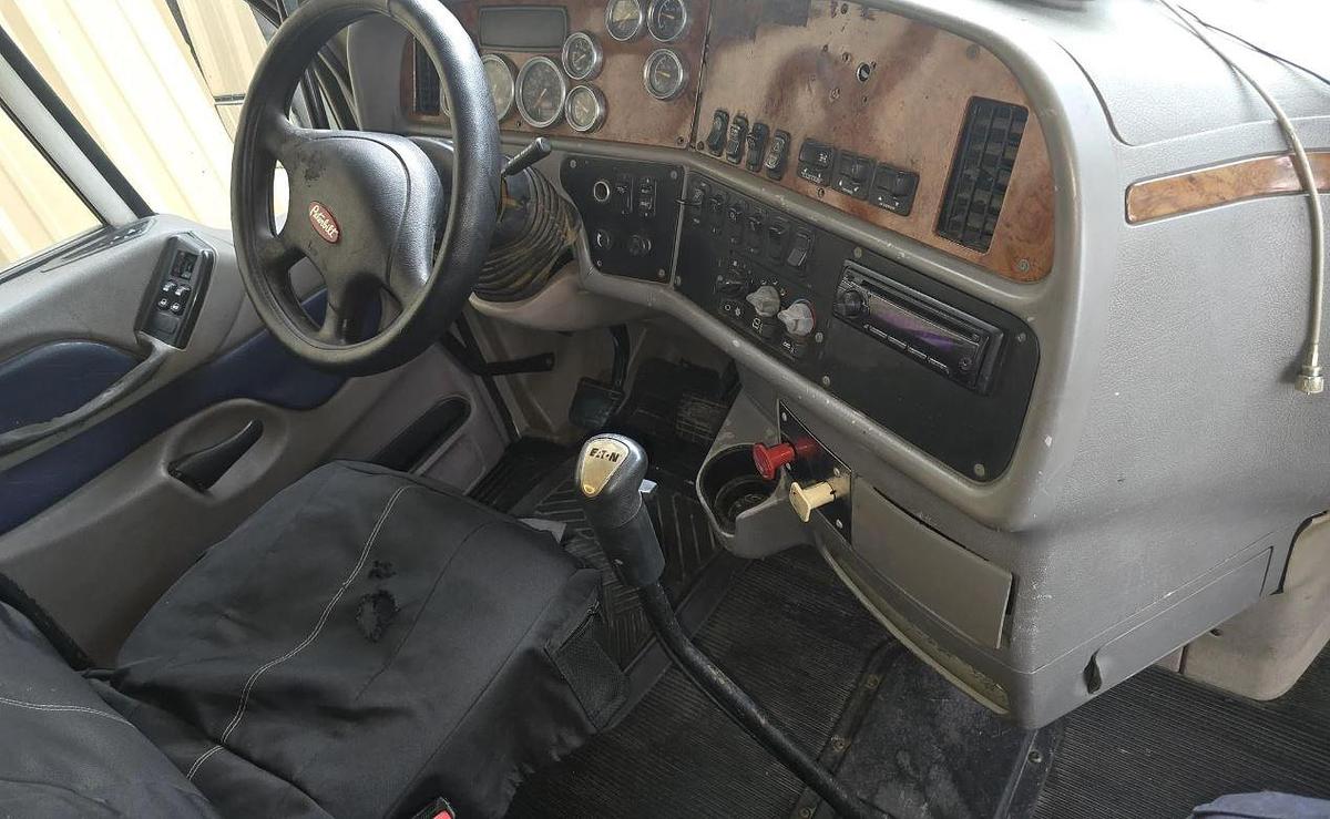 Used 2005 Peterbilt 387 Sleeper Semi Truck
