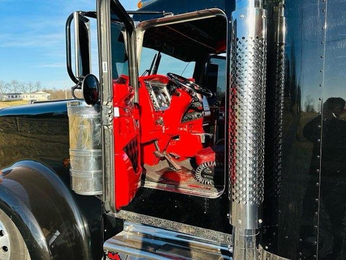Used 2019 Kenworth W900L