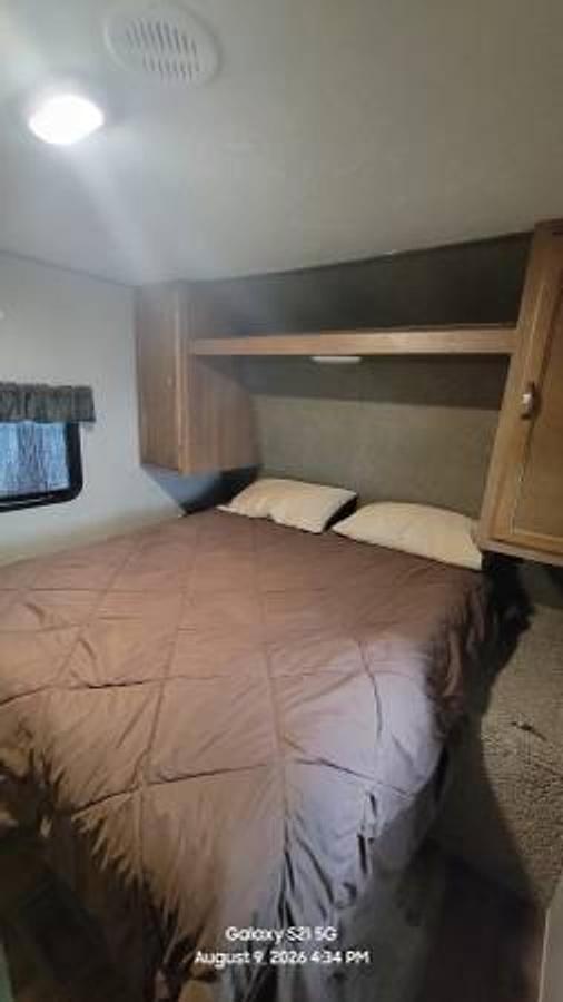 Used 2017 Keystone Springdale Summerland Series 33' Travel Trailer