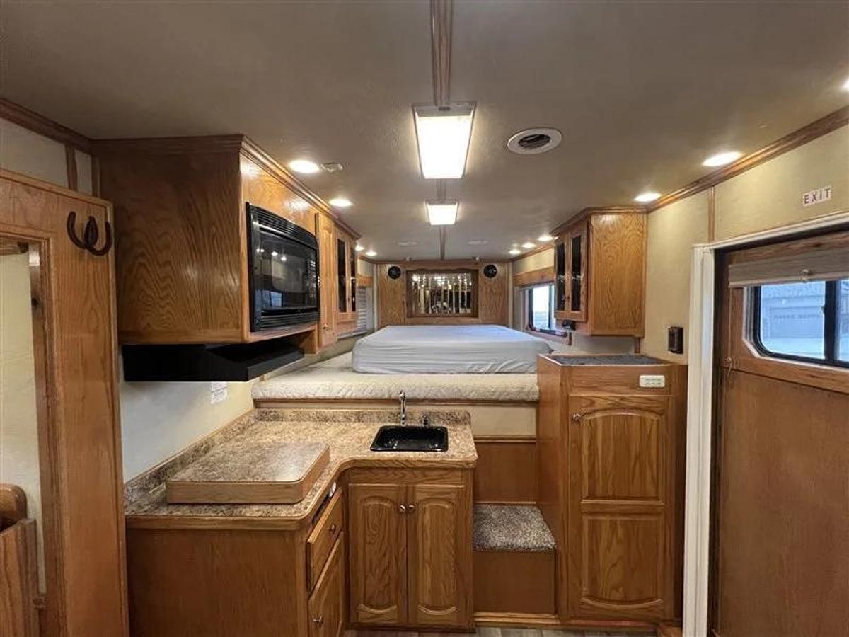 Used 2004 Bloomer 3 Horse