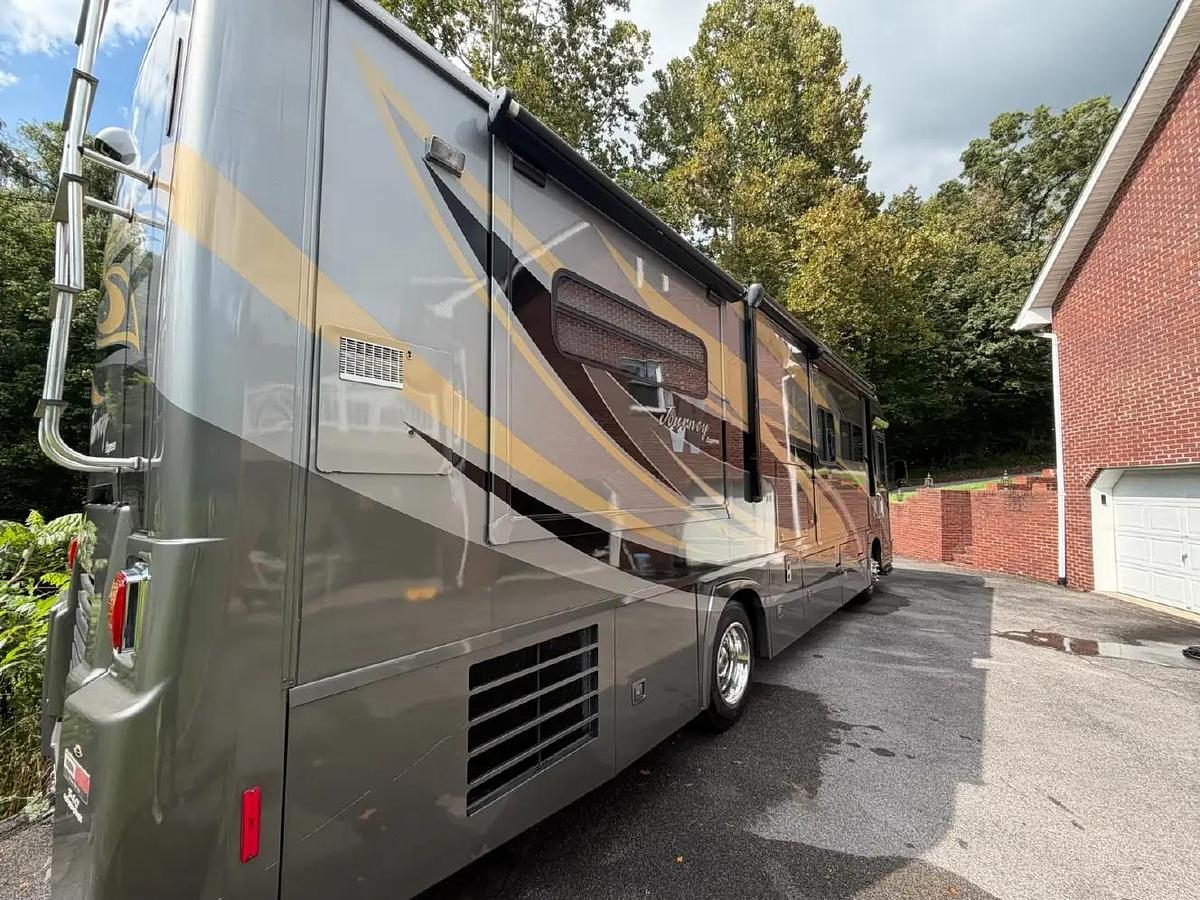 Used 2010 Winnebago Journey Express 34y