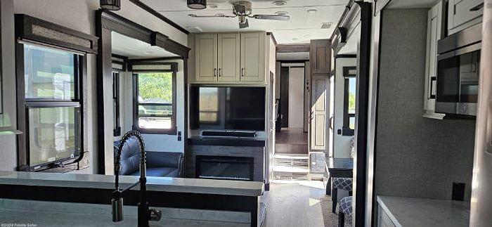 Used 2021 Crossroads Redwood 4001LK