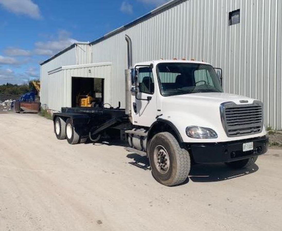 Used 2005 FREIGHTLINER BUSINESS CLASS M2 106