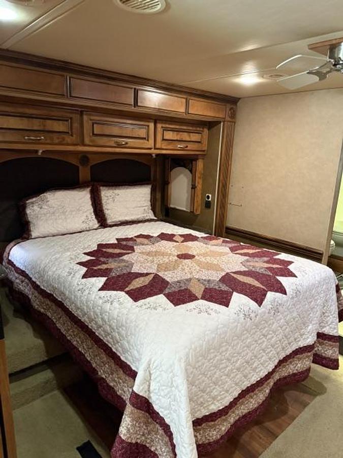 Used 2012 MONACO KNIGHT 40DT