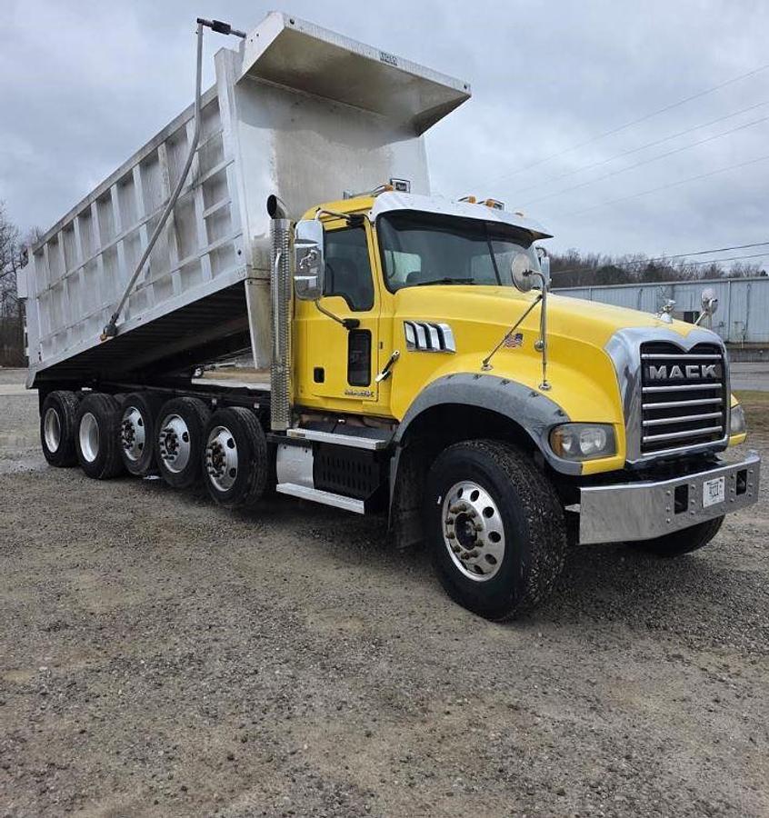 Used 2017 Mack Granite GU713