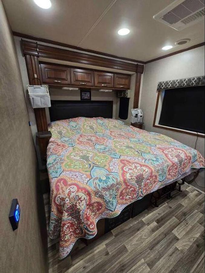 Used 2017 Dynamax Isata 5 36DS