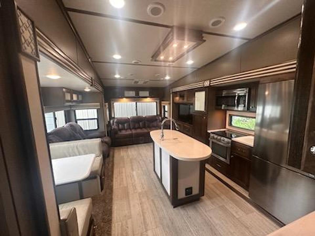 Used 2019 Vanleigh PineCrest 305RLP