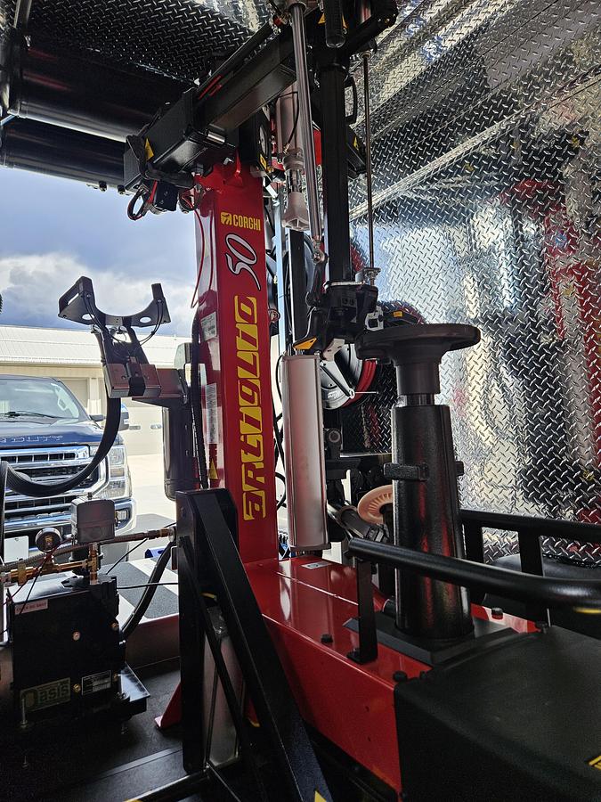 Used Self Sufficient Mobile Tire And Oil Change Unit