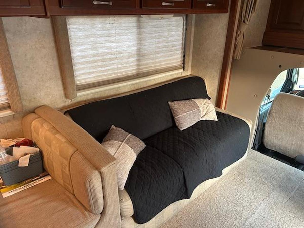 Used 2005 Four Winds Chateau