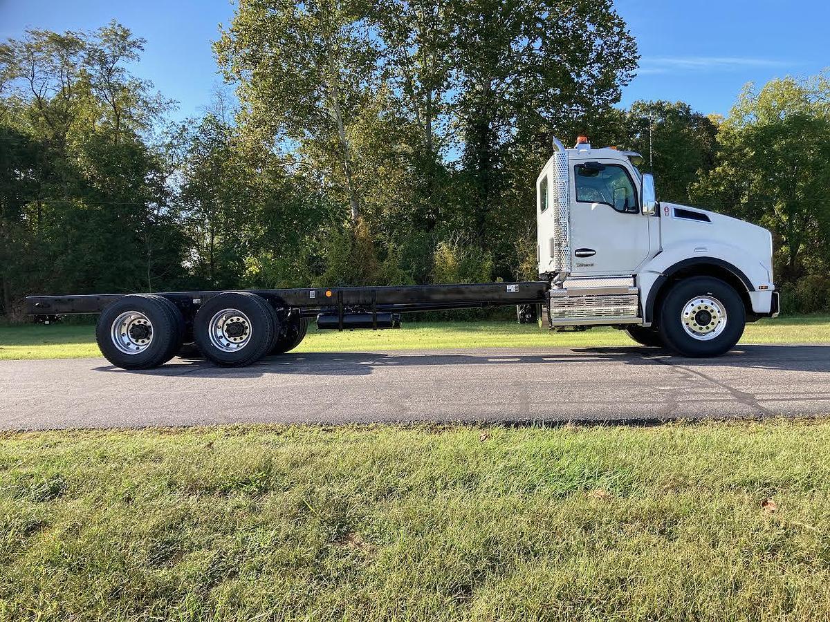 Used 2025 KENWORTH T880 Day Cab