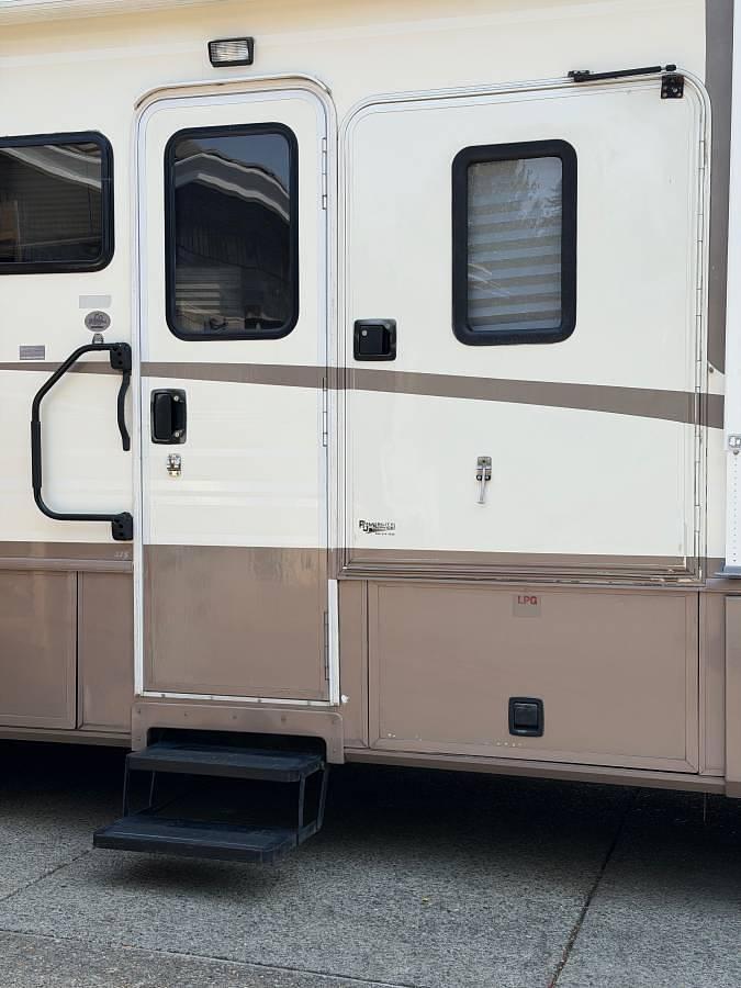 Used 2000 Fleetwood Pace Arrow 37C Class A Motorhome