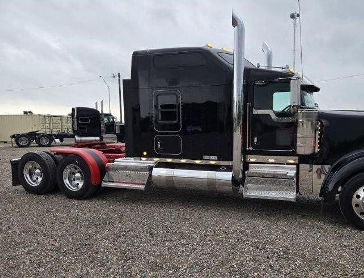 Used 2021 Kenworth W900