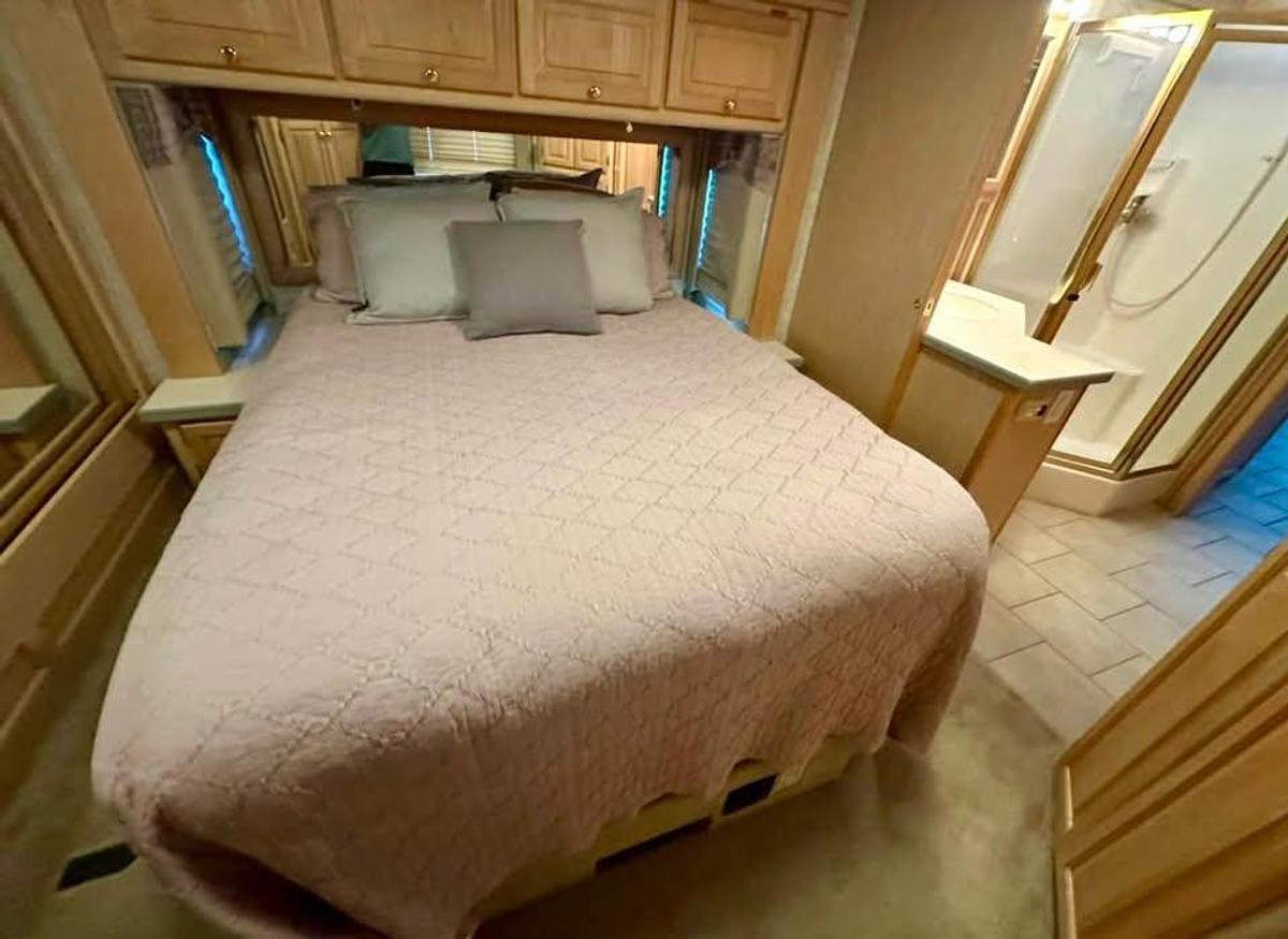 Used 2004 Tiffin Motorhomes Phaeton 40TGH