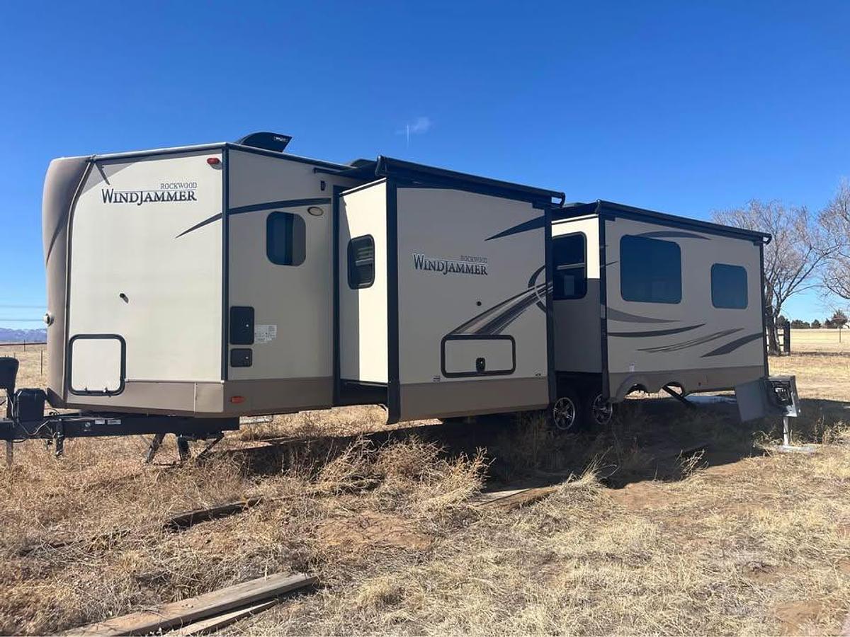 Used 2018 Forest River Rockwood Windjammer