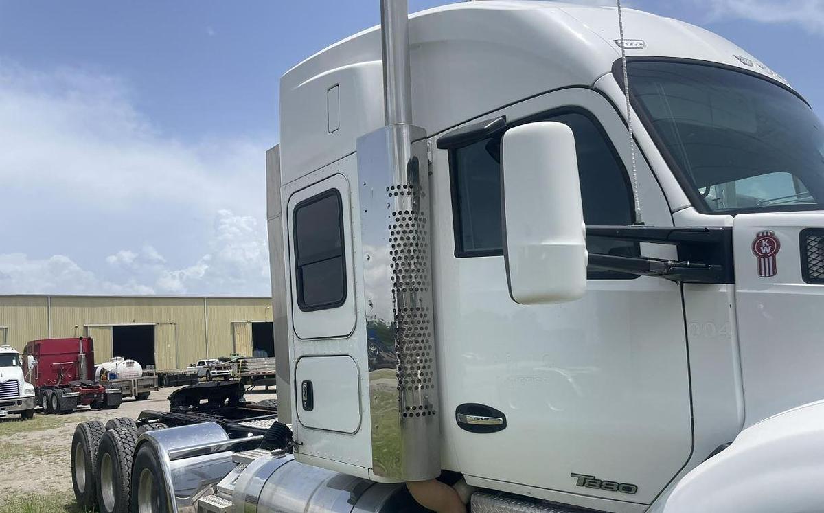 Used 2015 Kenworth T880 Sleeper Semi Truck