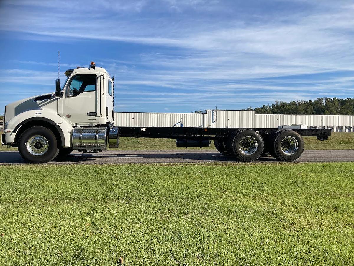 Used 2025 KENWORTH T880 Day Cab