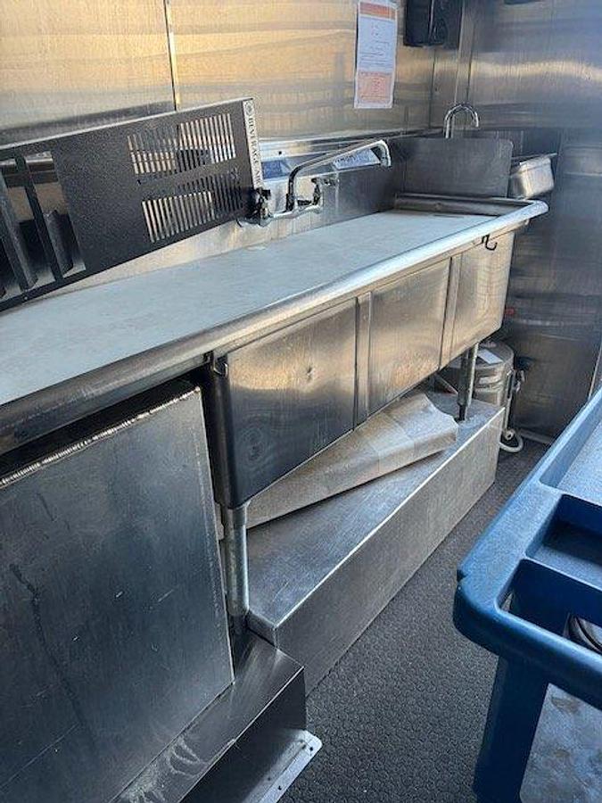 Used 2018 Ford P1000 Commercial Food Truck