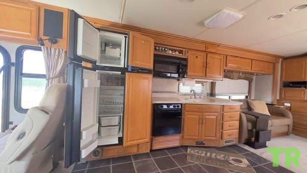 Used 2008 Fleetwood Discovery 40X with 3 slides