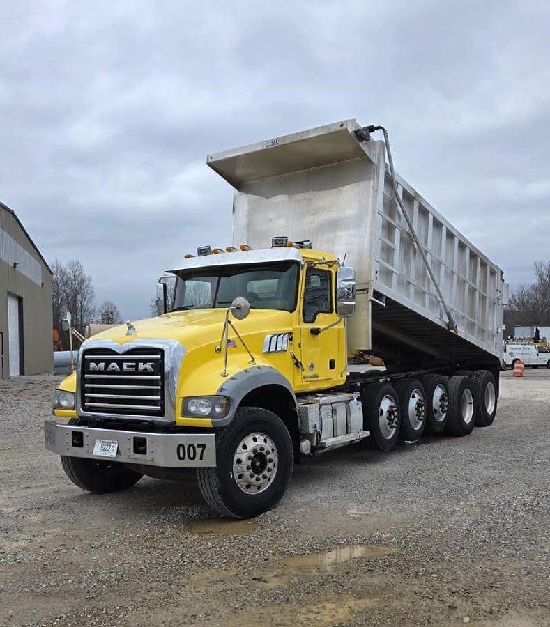 Used 2017 Mack Granite GU713