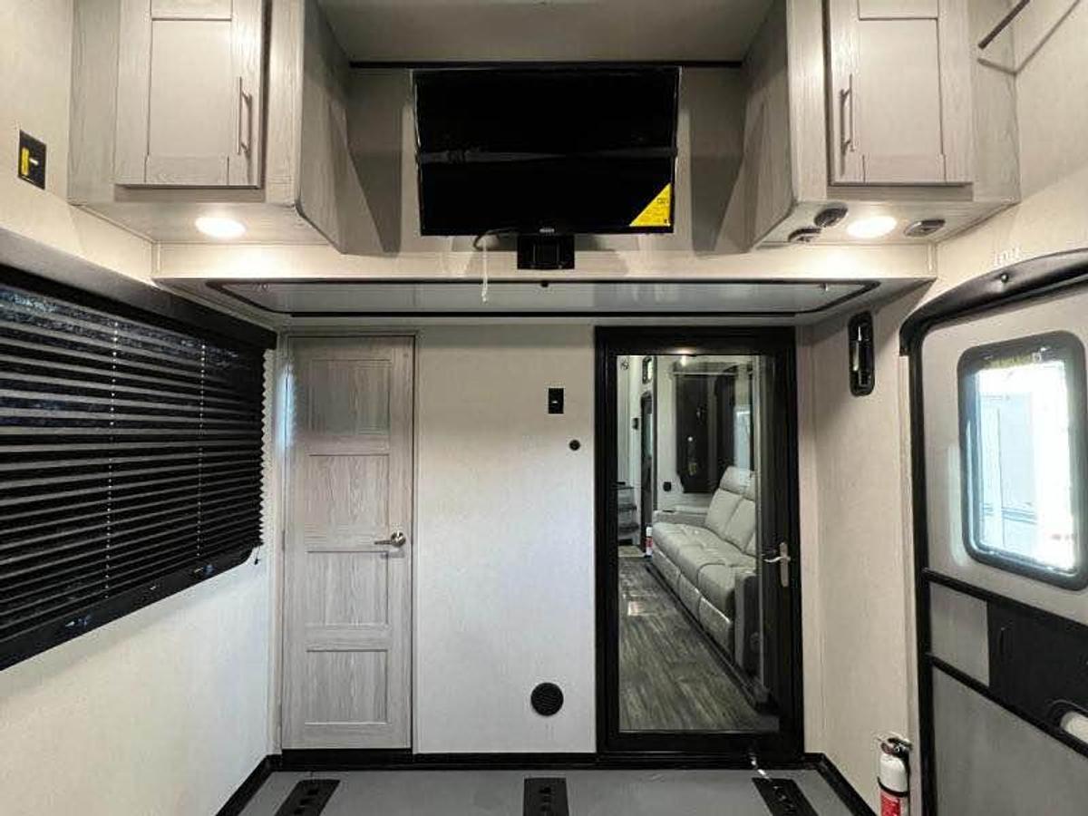 Used 2022 Keystone Fuzion 373