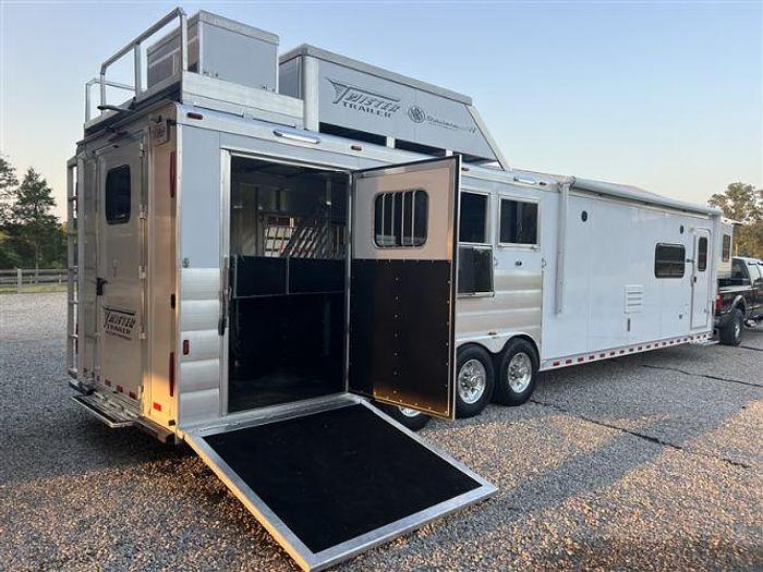 Used 2020 Twister 4 Horse with Outlaw Interior