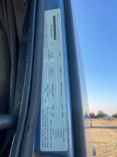 Used 2014 Volvo VNL6400 Sleeper Truck