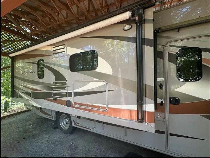 Used 2015 Thor Motor Coach Hurricane 27K