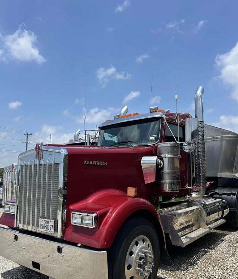 Used 2025 Kenworth W900l