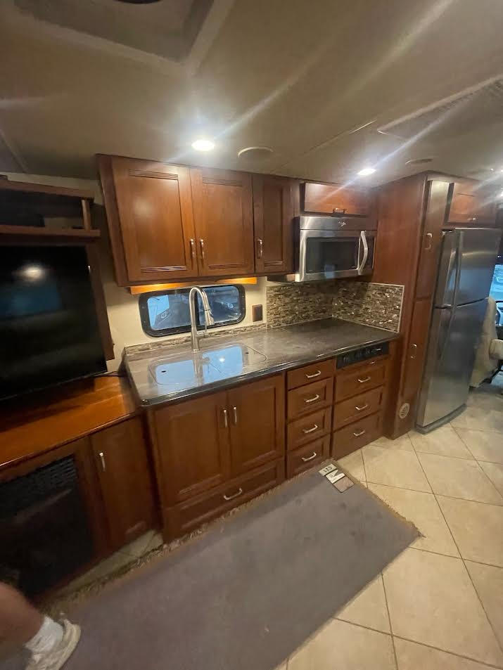 Used 2014 Itasca Solei 38R | Bath & Half | Cummins Diesel | Bunk Beds | Washer & Dryer | Full-Time Ready