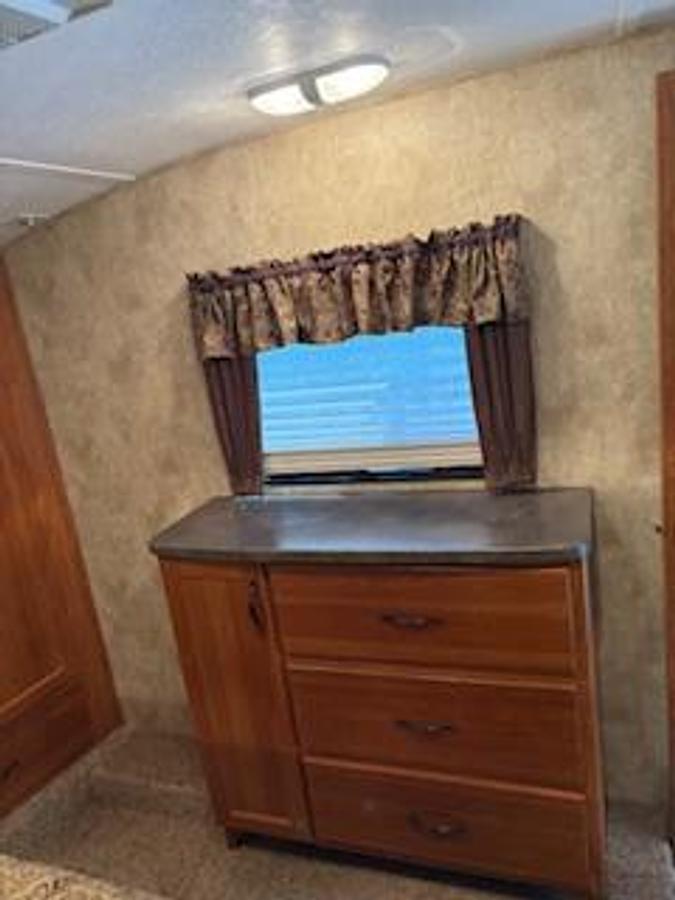 Used 2010 Keystone Montana Mountaineer Fifth Wheel