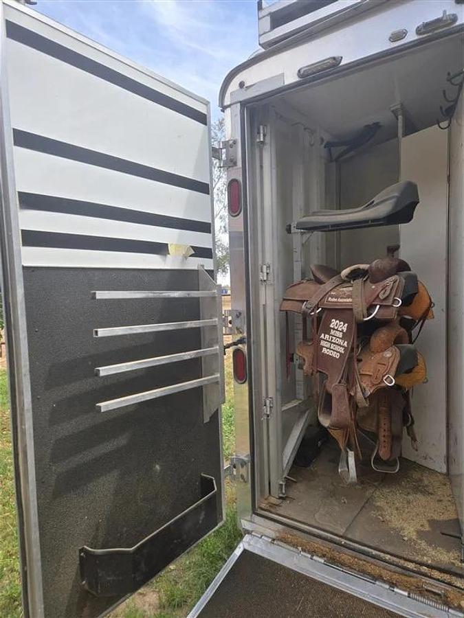 Used 2016 Bison Premier Coach 3 Horse