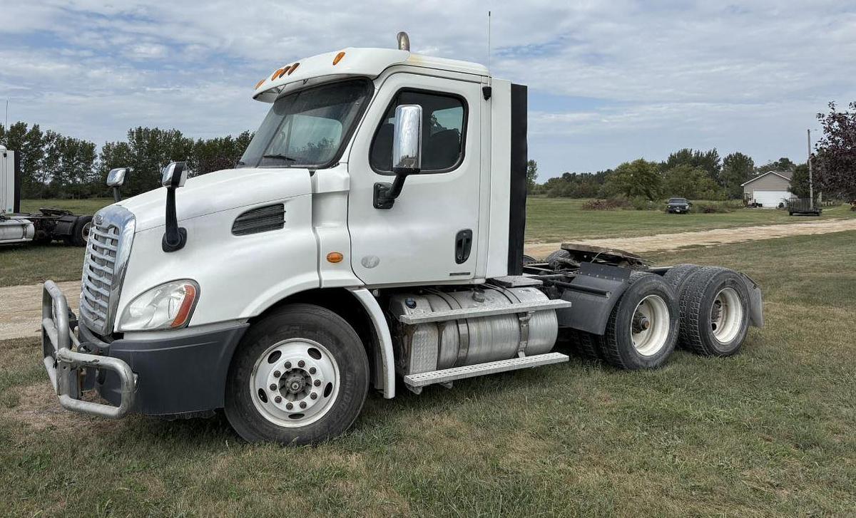 Used 2012 Freightliner Cascadia 113 Day Cab Semi Truck