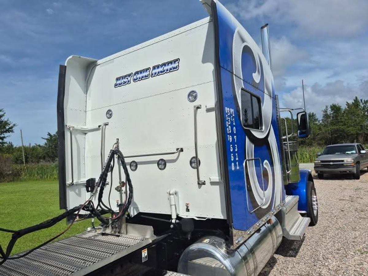 Used 2024 Peterbilt 389 Conventional Sleeper Semi