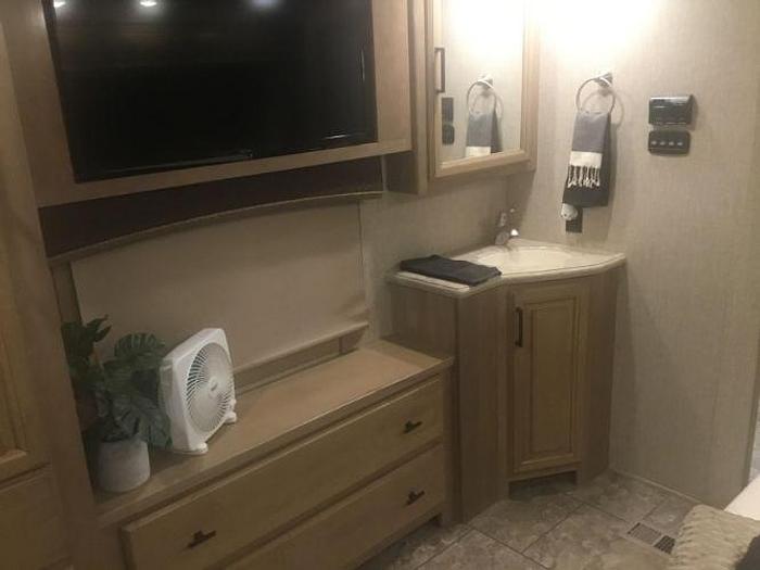 Used 2017 Crossroads Redwood RW4120GK