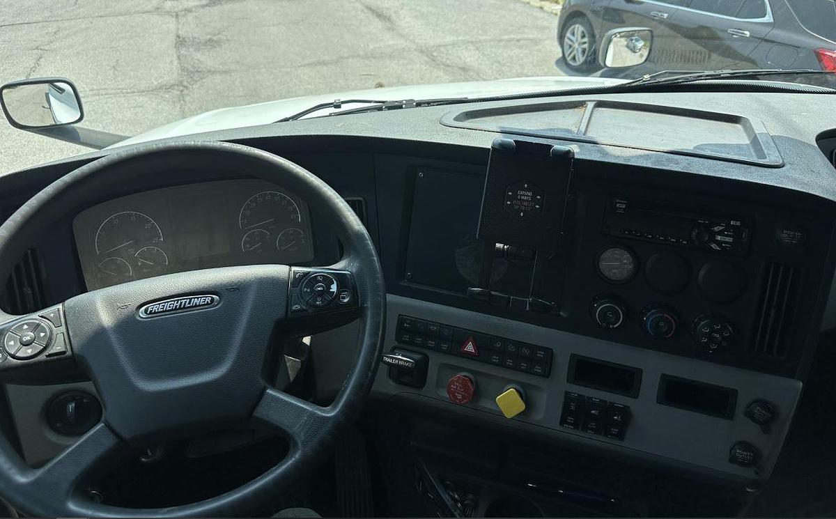 Used 2019 Freightliner Cascadia 126