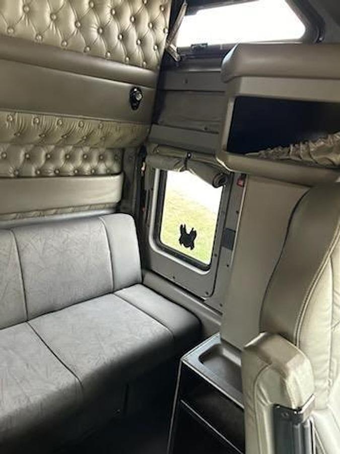 Used 2007 KENWORTH W900 Sleeper Semi
