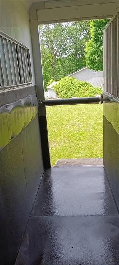 Used 2017 Sundowner Transporter 6 Horse