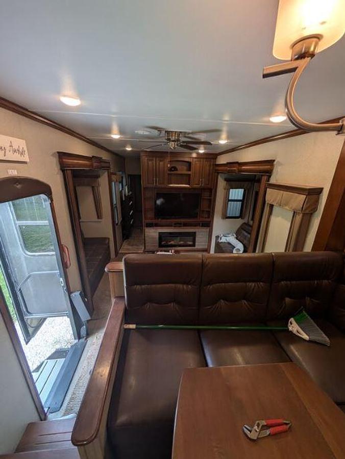Used 2019 Keystone Alpine 3800FK